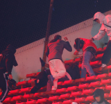 Violencia en Avellaneda: Conmebol cancela partido entre Independiente y U. de Chile tras graves incidentes